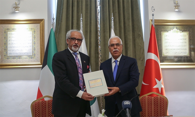 Kitabın özel nüshası, IRCICA Genel Direktörü Prof. Dr. Halit Eren (sağda) tarafından Kuveyt Emiri Şeyh Sabah el-Ahmed el-Cabir es-Sabah'a verilmek üzere Kuveyt'in Ankara Büyükelçisi Gassan ez-Zevavi'ye (solda) takdim edildi. Fotoğraf: AA